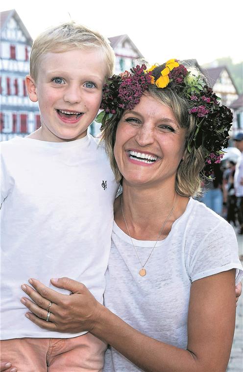 Gut gelauntes Duo beim Marktplatz, dem die Sommerfestlaune ins Gesicht geschrieben steht.