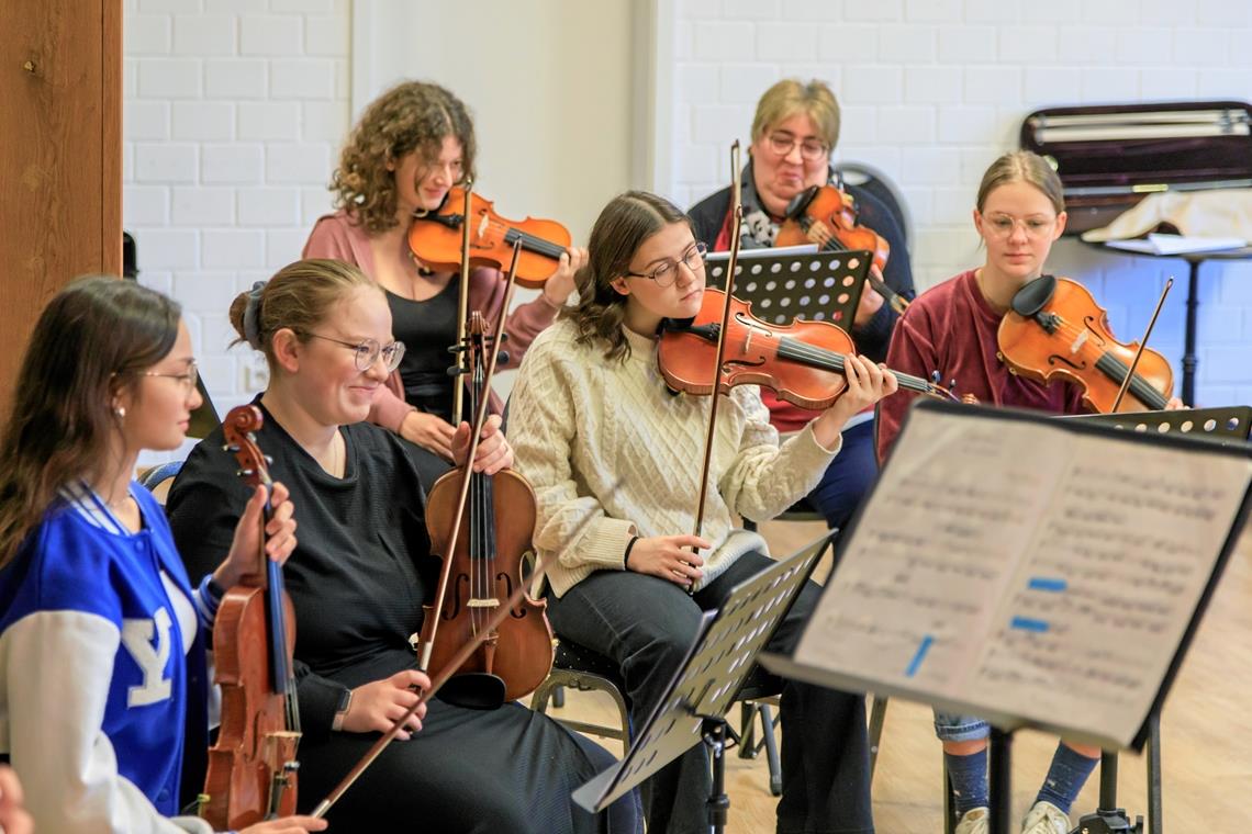 Gut gelauntes Streichergrüppchen bei der gemeinsamen Probe im Kulturhaus der Riebesamstiftung. Fotos: Stefan Bossow