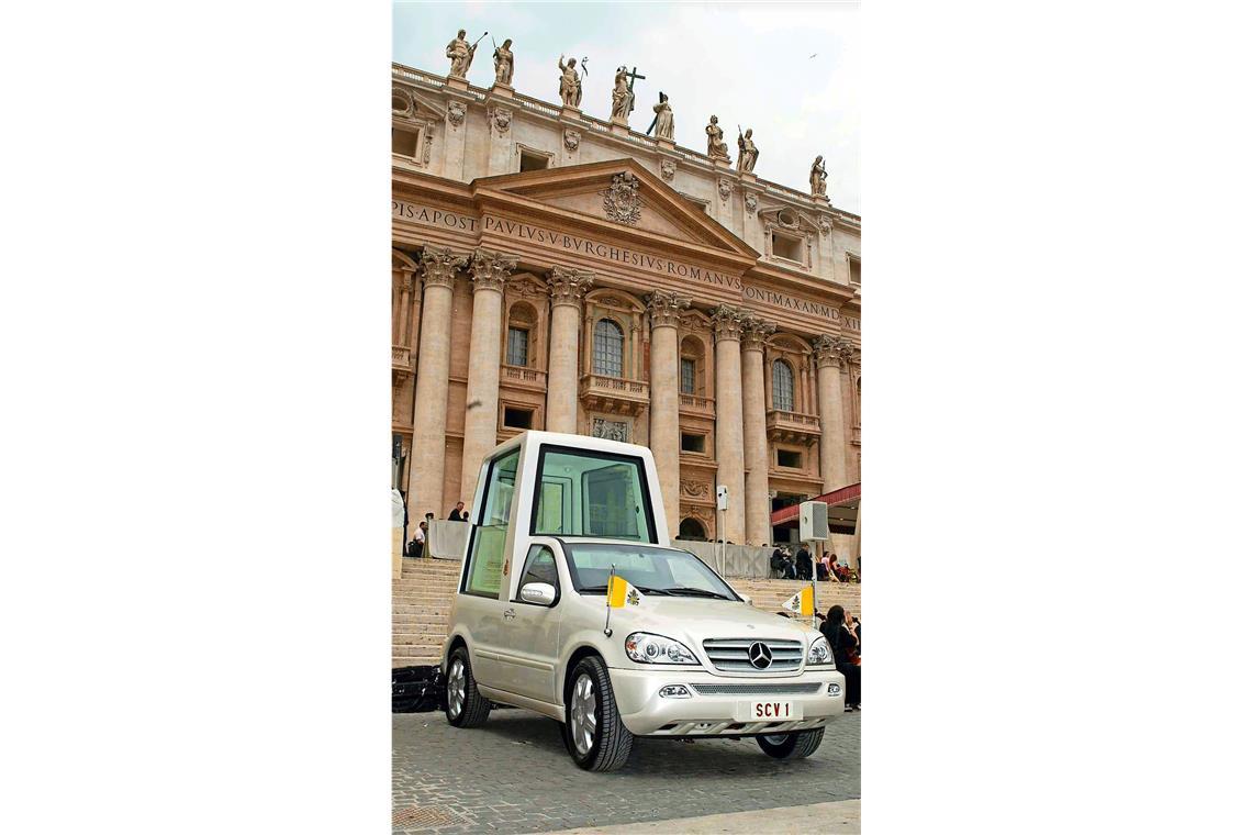 Dieses E-Auto ist Mercedes heilig – Franziskus fährt jetzt G-Klasse Gut geschützt und besser zu sehen: 2002 steigt Papst Johannes Paul II auf einen ML 430 um.