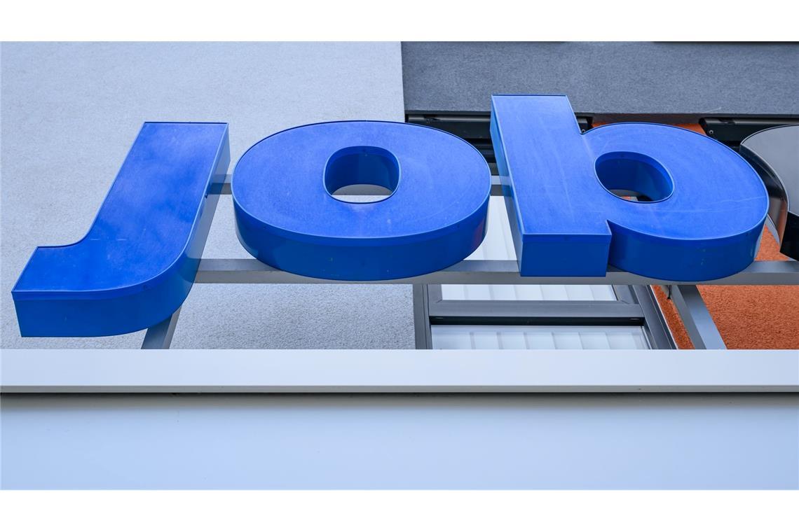 Gut jede und jeder siebte junge Erwerbstätige ist für die ausgeübte Tätigkeit überqualifiziert. (Symbolbild)