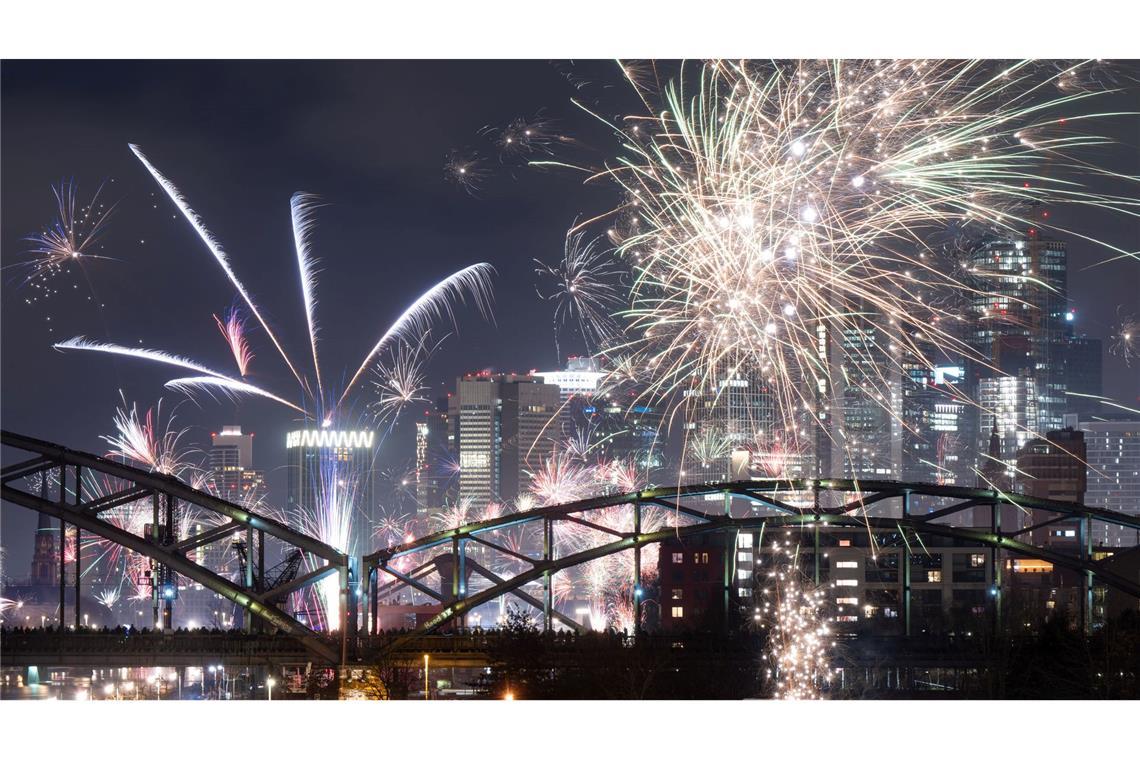 Gut jeder fünfte Bundesbürger will laut einer neuen Umfrage zum Jahreswechsel privates Feuerwerk zünden. (Archivbild)