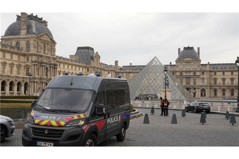 Gut sechs Wochen nach dem Kronjuwelen-Diebstahl im Pariser Louvre sitzen alle Tatverdächtigen in Untersuchungshaft (Archivfoto).