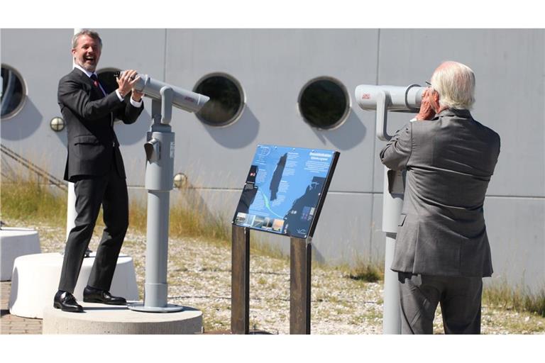 Gute Laune und Sonnenschein: Schwedens König Carl Gustaf (rechts) scherzt mit Dänemarks König Frederik.