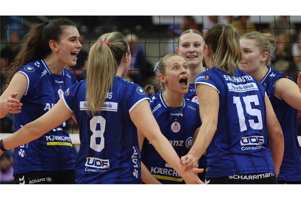 Gute Perspektive: Im Pokal-Halbfinale könnten die Stuttgarter Volleyballerinnen, die sich hier um ihre Kapitänin Antonia Stautz (Mi.) scharen, in der Scharrena spielen.