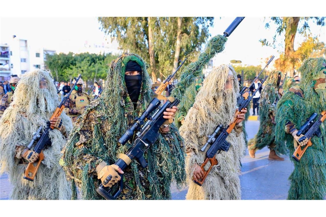 Bilder des Tages Gute Tarnung: Scharfschützen der libyschen Armee gehen bei einer Parade durch Misrata in Libyen, während sie den Jahrestag der Revolution vom 17. Februar 2011 feiern, die sich gegen das Regime des damaligen Herrschers Gaddafi richtete.