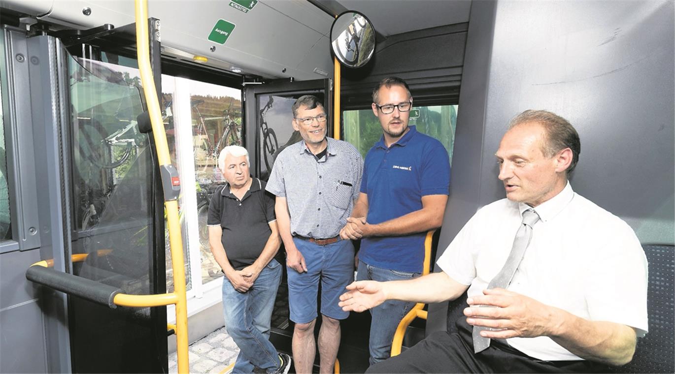 Guter Betreuungsschlüssel: Tobias Schmidt (Zweiter von rechts) führt Roland Anton Krojer (rechts), Gerd Linke (Zweiter von links) und Erdinc Tekin (links) in die Technik des E-Busses ein, der in Murrhardt beim Bahnhof besichtigt werden konnte. Foto: J. Fiedler