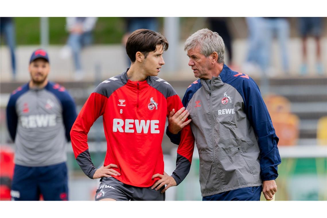 Funkels Mission: Hand auflegen und aufsteigen Guter Draht zu den Spielern: Funkel beim FC-Training.