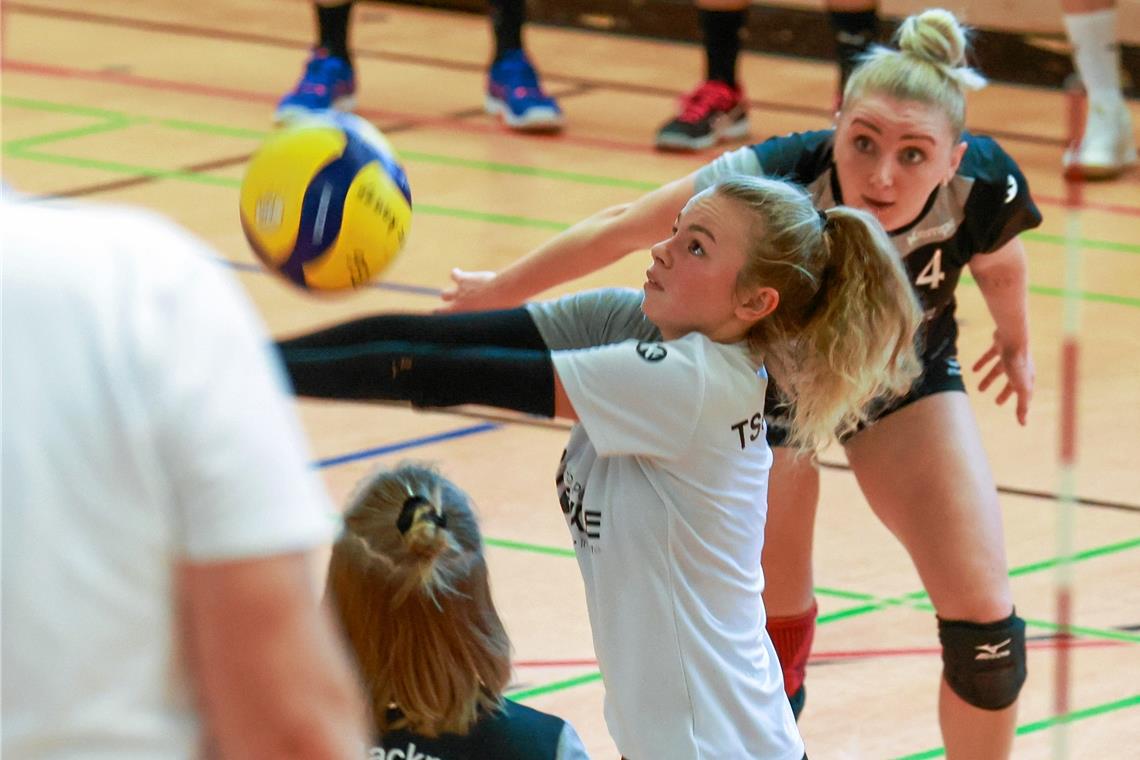 TSG Backnang schwächelt vor dem Saisonendspurt Gwen Szabo und die TSG-Spielerinnen haben Ball und Titel fest im Blick. Foto: Alexander Becher