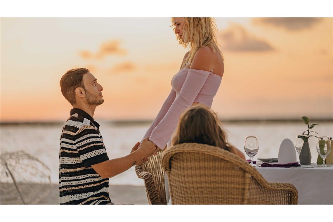 GZSZ-Star Timur Ülker macht Freundin Antrag am Strand GZSZ-Star Timur Ülker hat seiner Freundin Caroline am Strand einen Antrag gemacht - die beiden Kinder waren lebhafte Zeugen.