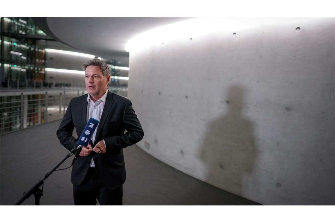 Habeck wehrt sich gegen Kritik an Subventionen Habeck verteidigt seine Ansiedlungspolitik mit staatlicher Unterstützung.