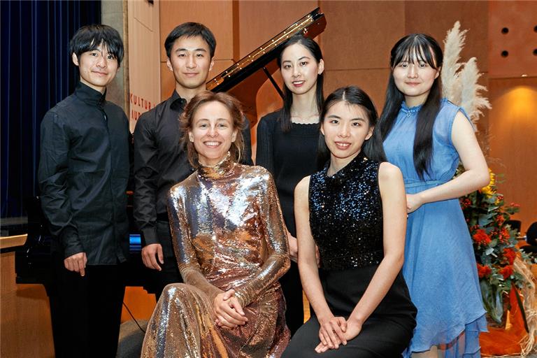 Haben das Publikum begeistert (von links): Ryunosuke Kishimoto, Eric (Zijie) Lu, Nadia Kisseleva, Yeram Park, Yinzi Cao und Michi Arai. Foto: Jörg Fiedler