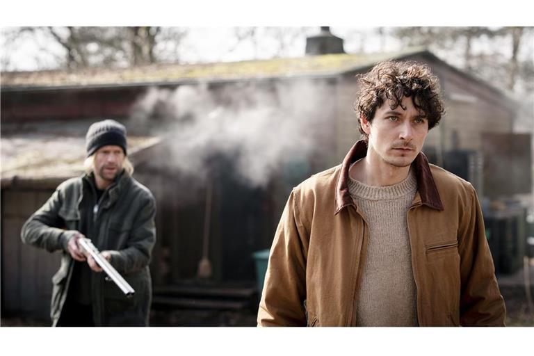 Haben deutsche Geheimdienstler einen ihrer Agenten getötet? Und befindet sich dessen Sohn, der der Wahrheit auf der Spur ist, in Gefahr? Protagonist  Alex Jaromin (gespielt von Noah Saavedra, r.) und Ivo Rebic (gespielt von Luc Schiltz, l.) in Folge eins der packenden Serie.