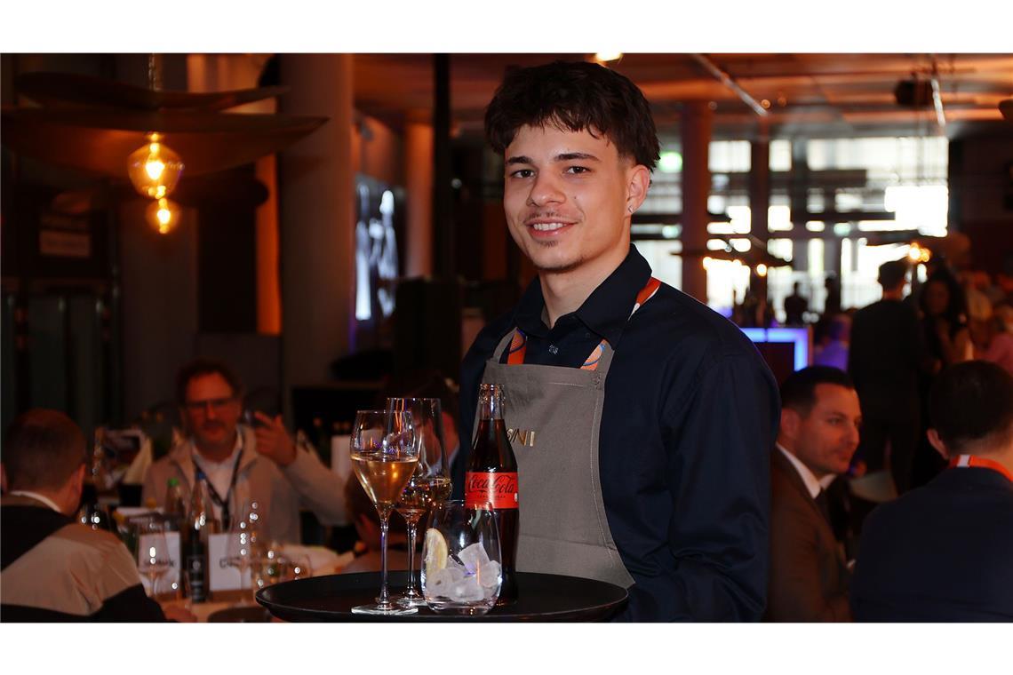 Jelena Ostapenko – mit viel Lockerheit ins Finale Haben die Zuschauer einmal im VIP-Bereich Platz genommen, kümmert sich David Sikiric um ihre Bewirtung. Der Student arbeitet außerhalb seiner Vorlesungszeit als Service-Kraft. Während des Turniers serviert er Getränke, räumt Tische ab und kümmert sich auch um spezielle Wünsche der Gäste. Häufig besucht der 21-Jährige morgens die Vorlesung, um am Nachmittag seine Spätschicht in der Gastronomie zu starten. Das mache es ihm nicht immer leicht, sagt er. Trotzdem findet David Sikiric Gefallen an seinem Job. Gefreut hat er sich über den direkten Kontakt mit einigen Ex-Fußballern und Funktionären des VfB Stuttgart – und seiner kroatischen Landsfrau Donna Vekic.