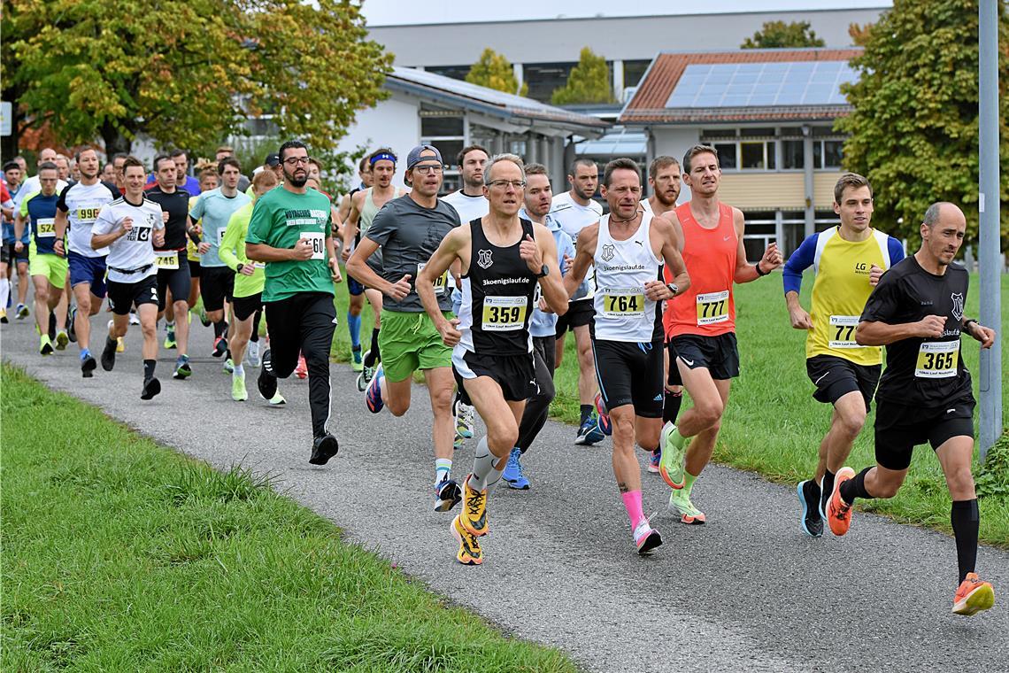 Letzter Aufgalopp beim Laufcup 2023 in Neuhütten Haben nur noch eine Runde vor sich: Die Teilnehmer der Viererlaufserie durch den Schwäbischen Wald, bei der das Rennen in Wüstenrot den Abschluss bildet. Foto: Tobias Sellmaier