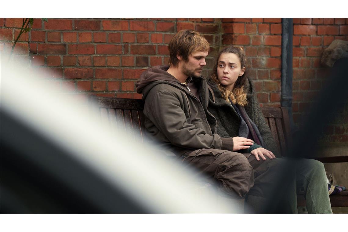 Haben sich ihr Leben anders vorgestellt: Frauke (Ronja Herberich, r.) und Sven (Henning Flüsloh, l.).