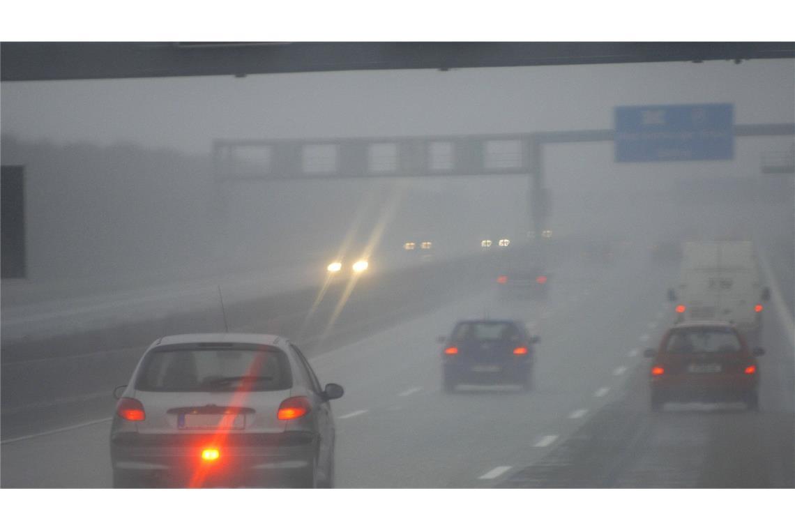 Gibt es ohne Nebelschlussleuchte Punkte? Haben Sie noch die Regeln aus der Führerscheinprüfung präsent?