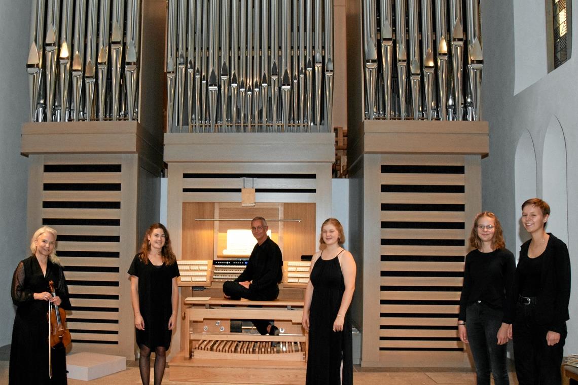 Visionäre Klänge, tänzerische Rhythmen Haben Sigfrid Karg-Elerts spätromantische, dritte Sinfonische Kanzone Opus 85,3 beeindruckend musikalisch inszeniert (von links): Claudia Göltenboth, Annika von Bock, Gottfried Mayer, Rabea Vockeroth sowie die Geschwister Elisabeth und Hanna Jetter. Foto: E. Klaper