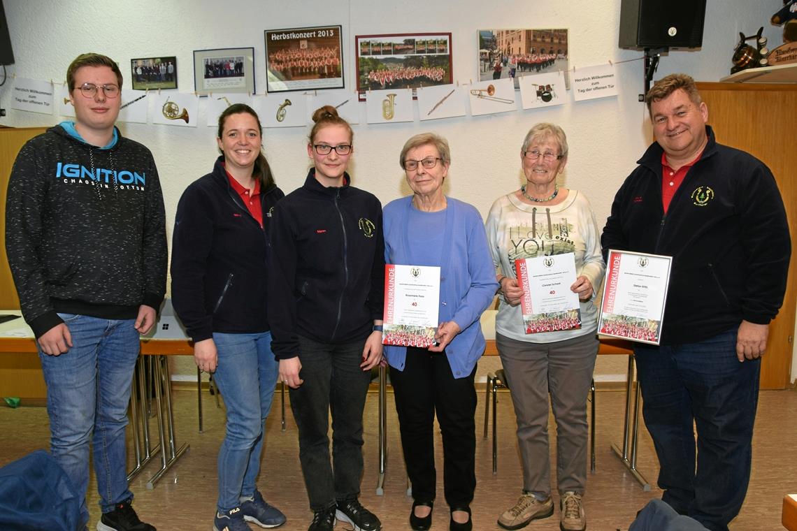 „Sprung nach vorn“ bei der musikalischen Jugendarbeit Haben vom Blasmusikverband Baden-Württemberg Auszeichnungen erhalten (von links): Pascal Klotz, Meike Kübler, Maren Trefz, Rosemarie Faas, Christel Schaal und Stefan Eitel. Foto: Elisabeth Klaper