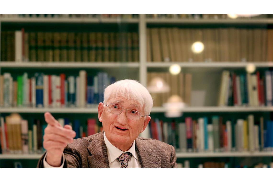 Habermas bei einer Pressekonferenz im Jahr 2012.