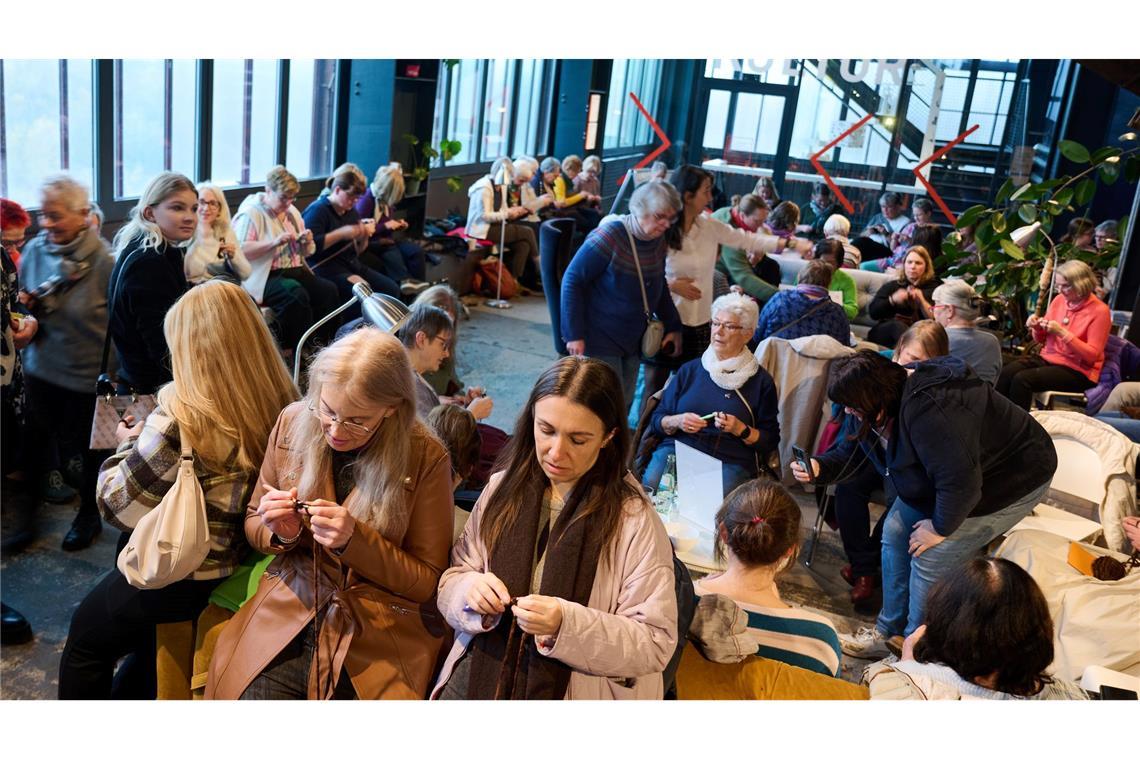 Häkeln für einen Weltrekord  im sogenannten Strickcafé im Ruhrmuseum  - kleine handgefertigte Quadrate sollen ein geplantes XL-Mammut bedecken. Gedacht ist die Aktion für eine Sonderausstellung im Jahr 2026.