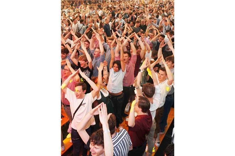 Hände hoch für „YMCA“, für einen Hit der queeren Community, bei Gaydelight im Mai 2024 
         Foto: Rosar