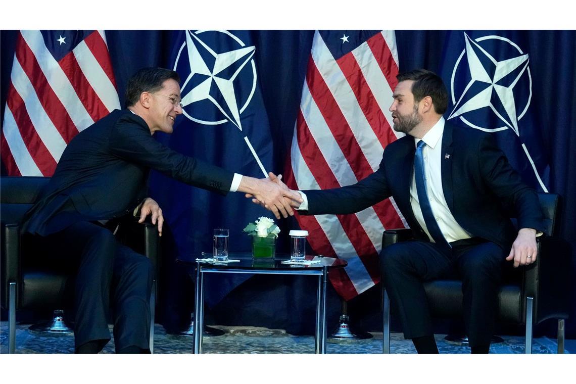 Bilder des Tages Händeschütteln auf der Sicherheitskonferenz.