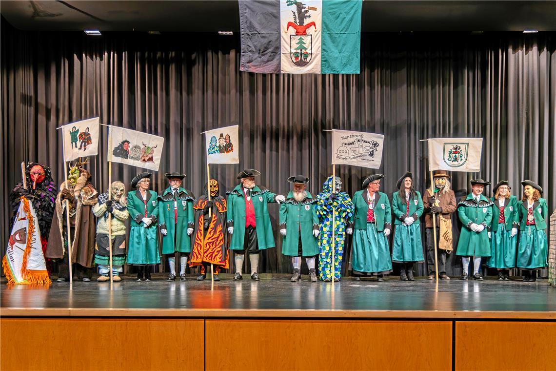 Murreder Henderwäldler zeigen sich in neuer Tracht Häsabstauben 2025 der Murreder Henderwäldler. Alle Trachtenträger zusammen mit den Hauptfiguren. Foto: Stefan Bossow