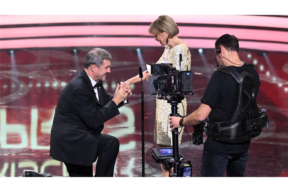 Appelle für offene Gesellschaft beim Bayerischen Filmpreis "Hätt's nicht gebraucht" - Söder kniete vor Glas.