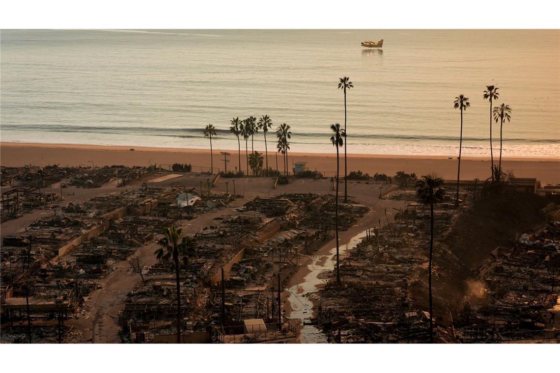 Bilder des Tages Häuser, die an den Pazifischen Ozean grenzen, sind nach dem Palisades-Feuer im Stadtteil Pacific Palisades bis auf die Grundmauern niedergebrannt.