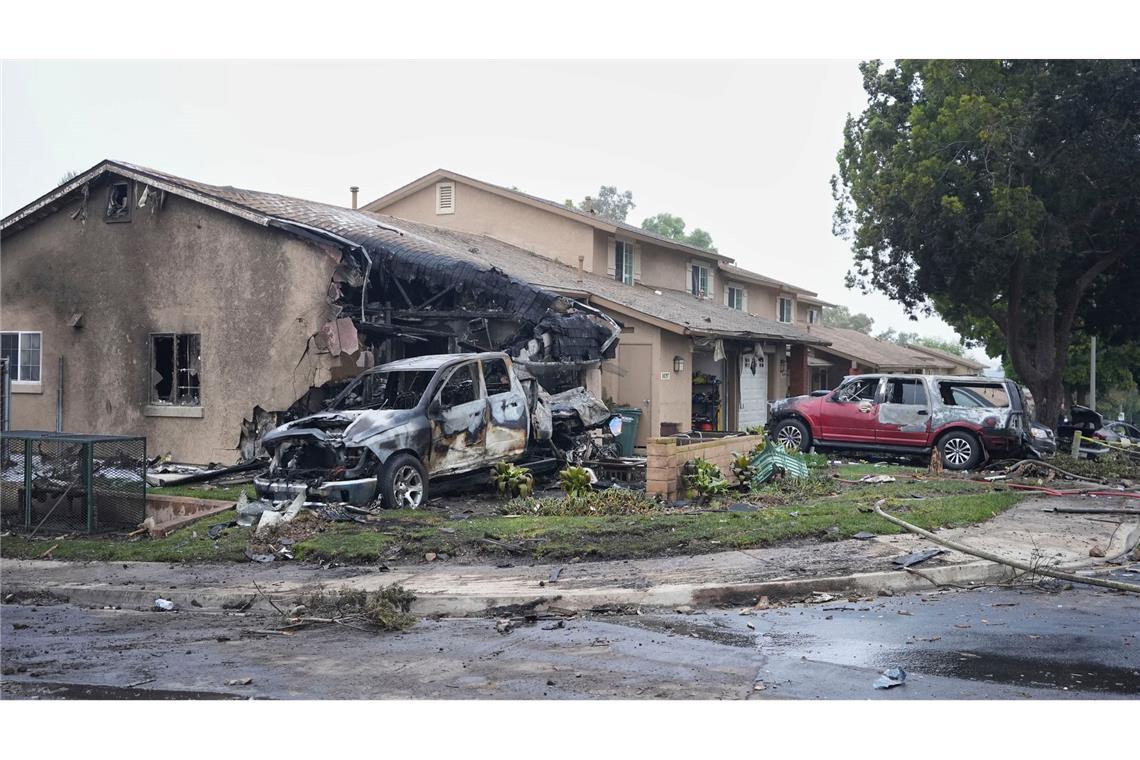 Wohl sechs Tote bei Absturz in San Diego - auch Musikmanager Häuser wurden bei dem Absturz in Brand gesetzt.