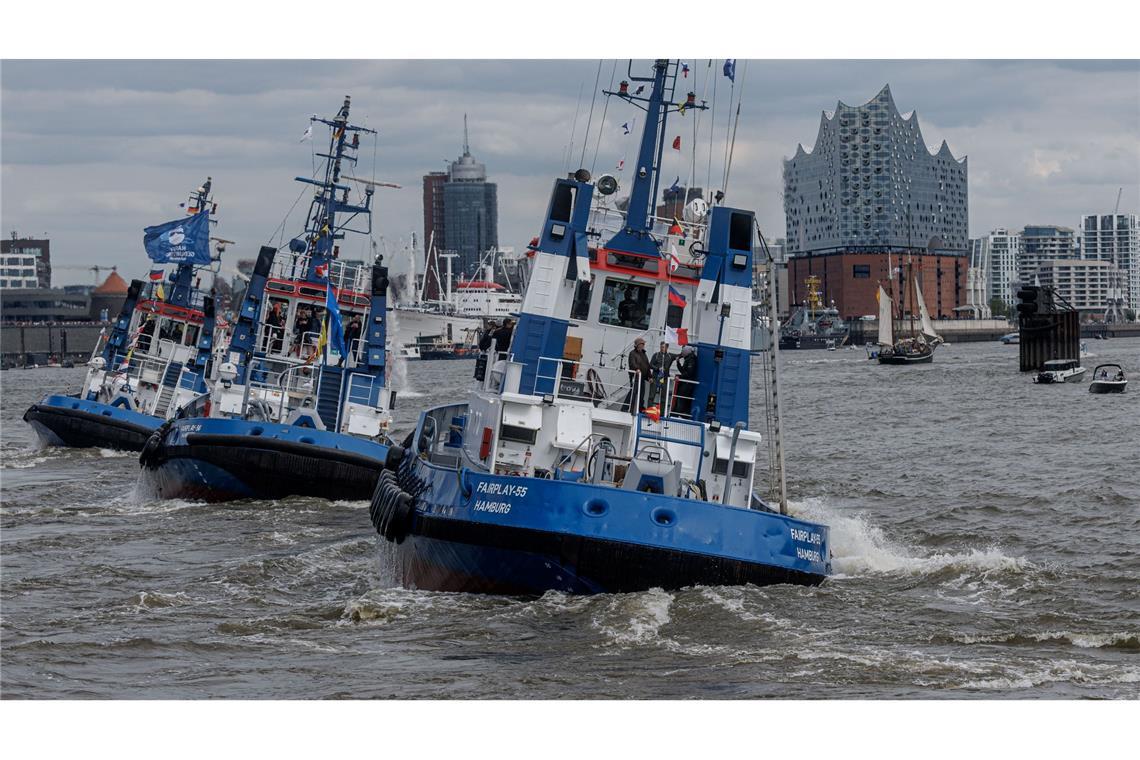 Hafenschlepper fahren zum Hafengeburtstag in Hamburg das beliebte Schlepperballett.
