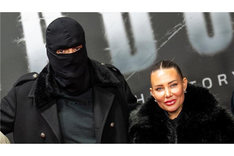 Haftbefehl (bürgerlich Aykut Anhan und hier verhüllt) besucht mit seiner Frau Nina Anhan eine Kinoaufführung der Dokumentation "Babo - Die Haftbefehl-Story" in Berlin. (Archivbild)