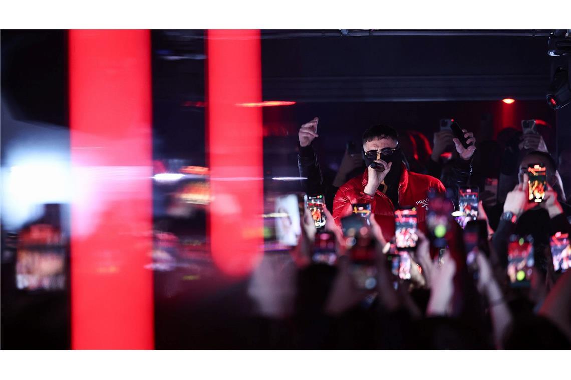 Haftbefehl steht nach Erscheinen seiner Netflix-Doku wieder auf der Bühne.