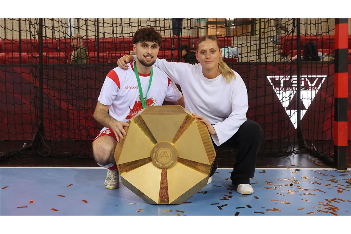 Hajrulla Redzepi jubelt mit seiner Schwester Dafina, die beim VfB spielt.