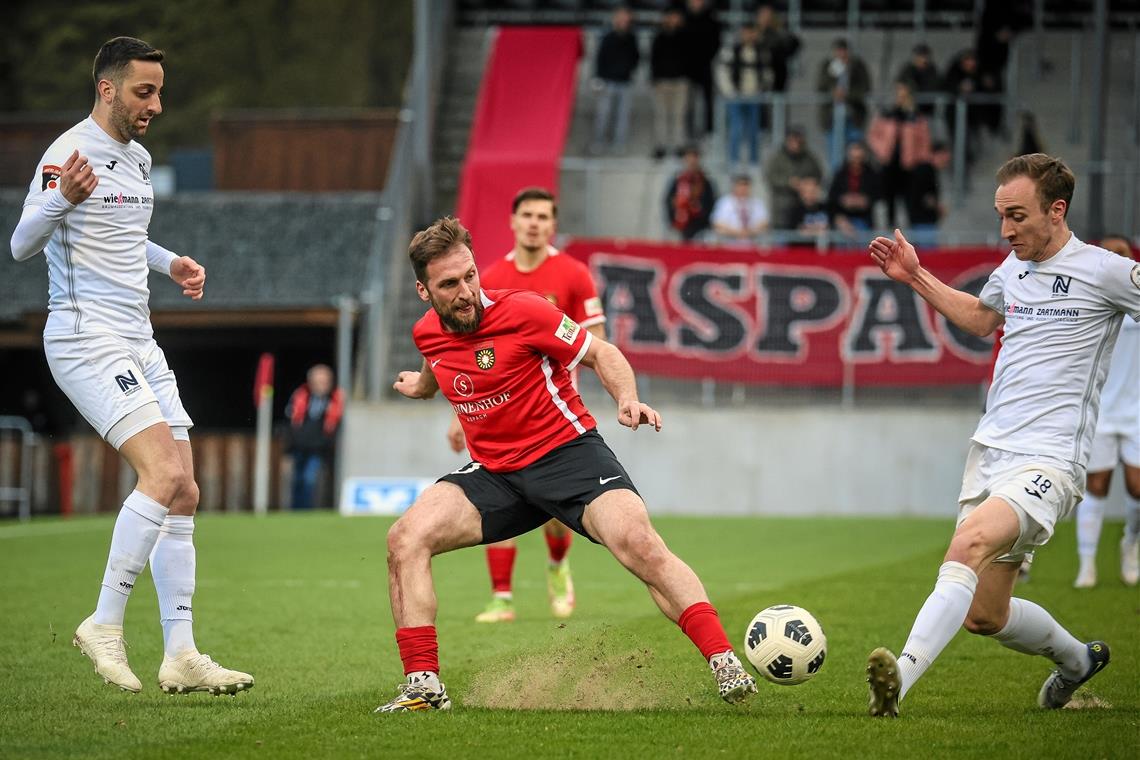 Aufstiegsrelegation rückt für die SG Sonnenhof Großaspach näher Hakan Kutlu (Mitte) und die SG Sonnenhof haben neben den letzten Oberliga-Spielen schon die Relegation im Blick. Foto: Alexander Becher