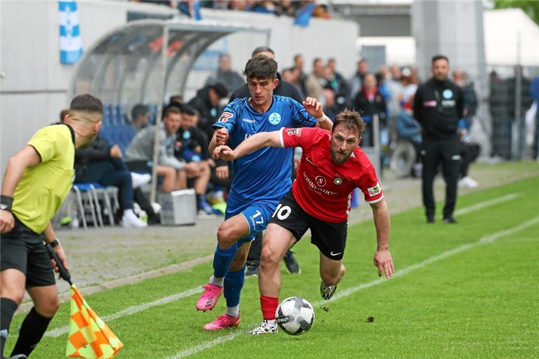 Hakan Kutlu (rechts) und Aspach lieferten sich mit Meister Stuttgart und Konrad Riehle übers gesamte Spiel ein enges Duell. Foto: Herbert Rudel