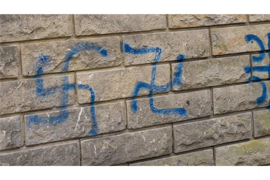 Hakenkreuz-Schmierereien an einer Schule (Symbolbild).