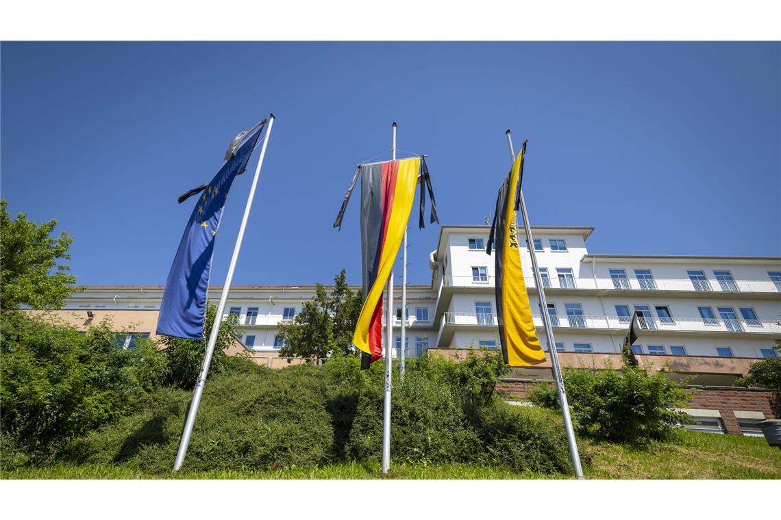 Warum wehen die Flaggen heute auf halbmast? Halbmast-Beflaggung in Stuttgart.