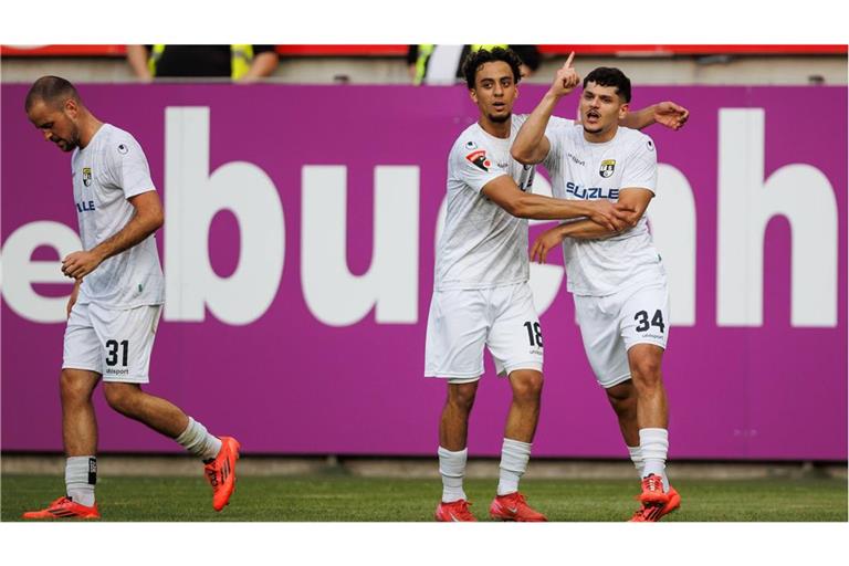 Halim Eroglu (re.) bejubelt im ersten Aufstiegsspiel zur Regionalliga beim FCK II  seinen Ausgleichstreffer  zum 1:1-Endstand mit Amnay Moutassime, links Ivo Colic.      
Foto: IMAGO/Eibner-Pressefoto/Alexander Neis