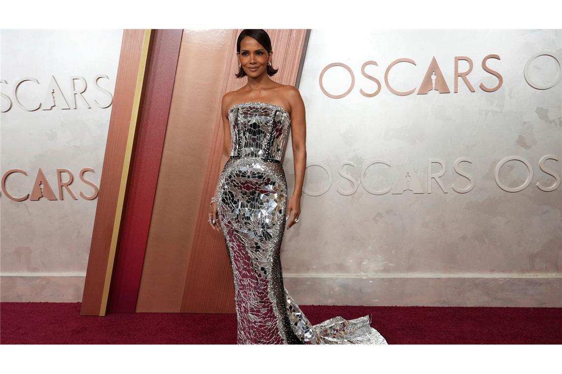 Späte Revanche: Halle Berry küsst Adrien Brody auf den Mund Halle Berry küsste Adrien Brody vor der Oscar-Verleihung auf den Mund.