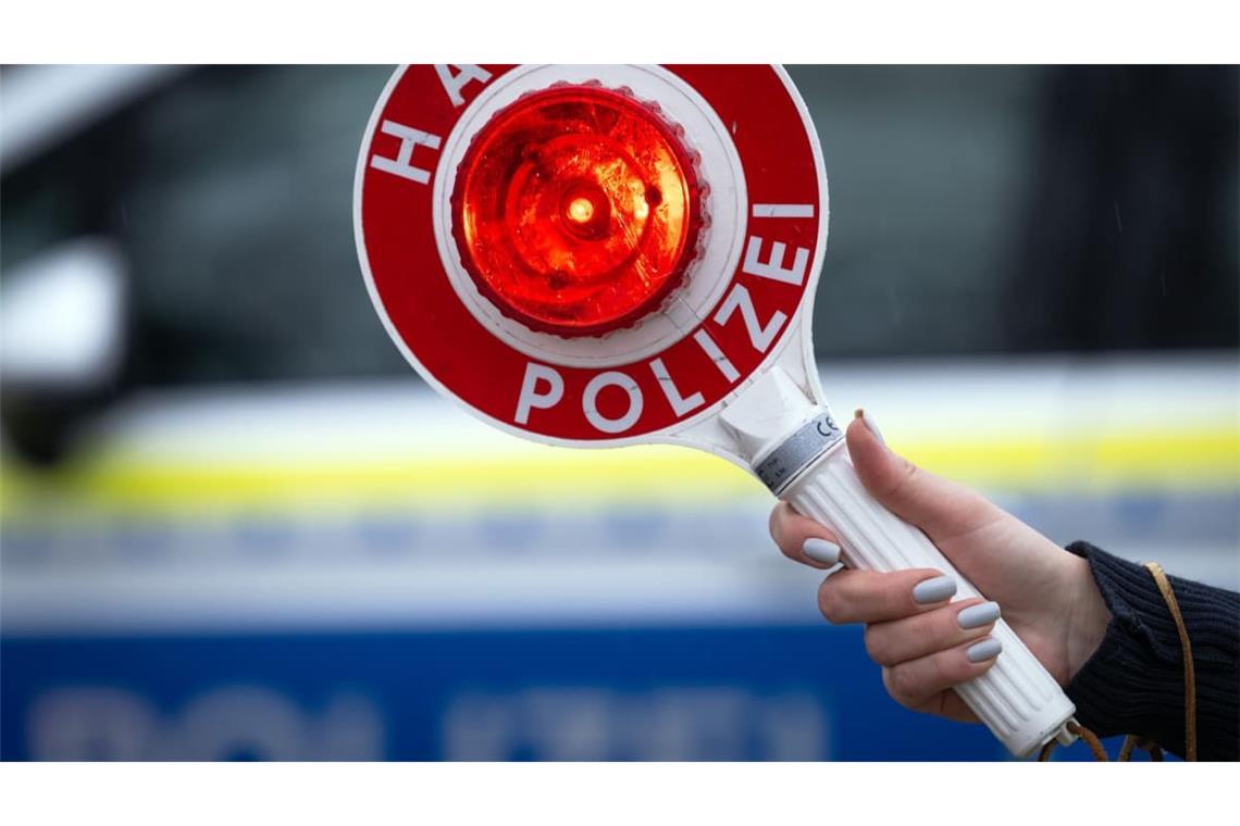 Halt! Polizei!: Bei Verkehrskontrollen soll ein Polizist über Jahre Bargeld einkassiert und für sich behalten haben.