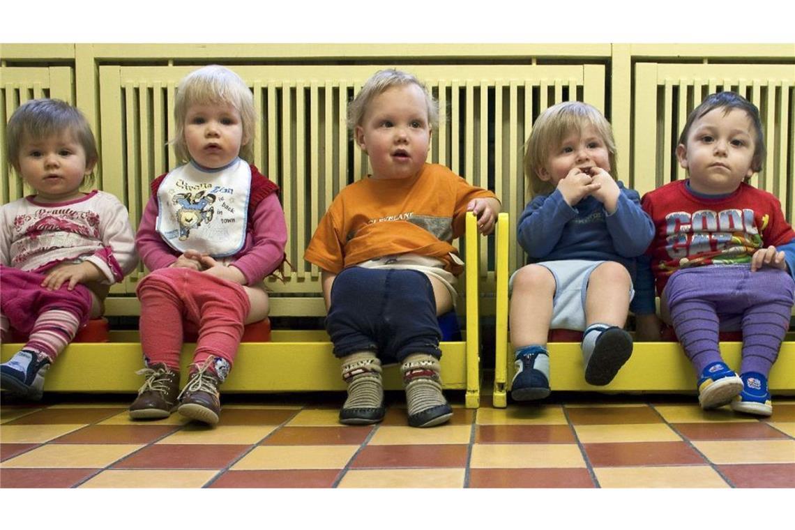 Ein stilles Örtchen zu haben ist ein Menschenrecht Haltung: Experten empfehlen eine schwebende Haltung über dem WC-Sitz als Alternative zum Stehpinkeln. Natürlich ist das nur dann eine Lösung, wenn Man(n) trainiert ist und gleichzeitig über die für die Halbhocklage notwendige Beinmuskulatur verfügt.