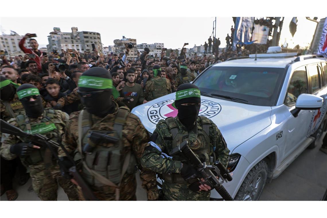 Hamas-Vertreter: Nächste Freilassung von Geiseln am Samstagabend Hamas-Kämpfer eskortieren ein Fahrzeug des Roten Kreuzes in Gaza-Stadt, um israelische Geiseln abzuholen, die freigelassen wurden.