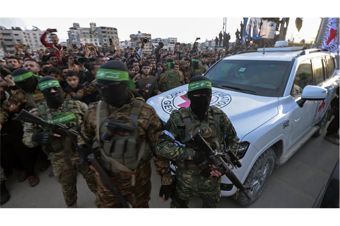 Hamas verbreitet Propagandavideo über Geisel-Freilassung Hamas-Kämpfer eskortieren ein Fahrzeug des Roten Kreuzes in Gaza-Stadt, um israelische Geiseln abzuholen.