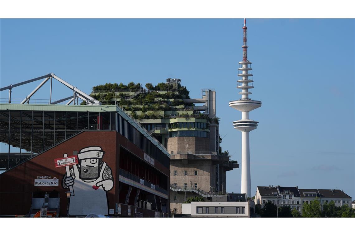 Einkehr mit Aussicht in deutschen Metropolen Hamburg: Blick auf den begrünten St.-Pauli-Hochbunker auf dem Heiligengeistfeld.