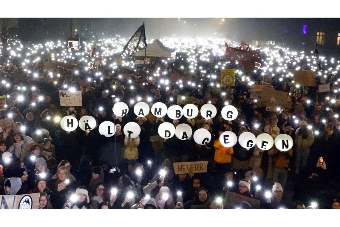 Bilder des Tages "Hamburg hält dagegen": Demonstration gegen die Migrationspolitik der CDU.