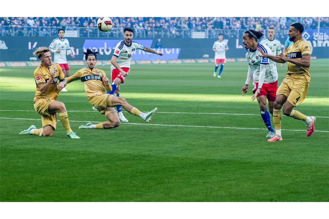 Hamburgs Fábio Vieira behauptet den Ball gegen die VfB-Profis Finn Jeltsch (links) und Atakan Karazor.