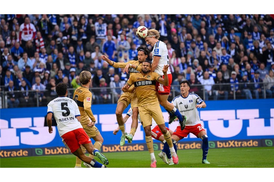 Hamburgs Sebastiaan Bornauw köpft den Ball auf das Tor.
