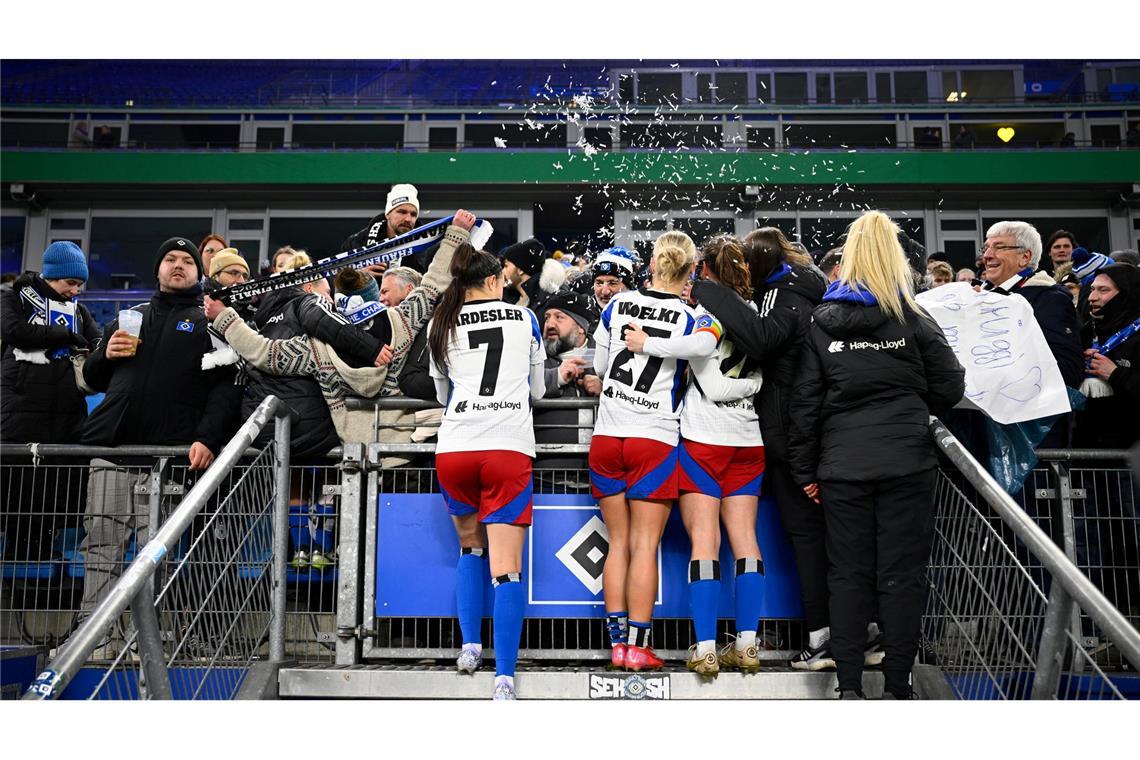 Bilder des Tages Hamburgs Vildan Kardesler, Amelie Woelki und Pauline Machtens lassen sich nach dem Spiel im DFB-Pokal gegen Mönchengladbach von den Fans auf der Tribüne feiern.