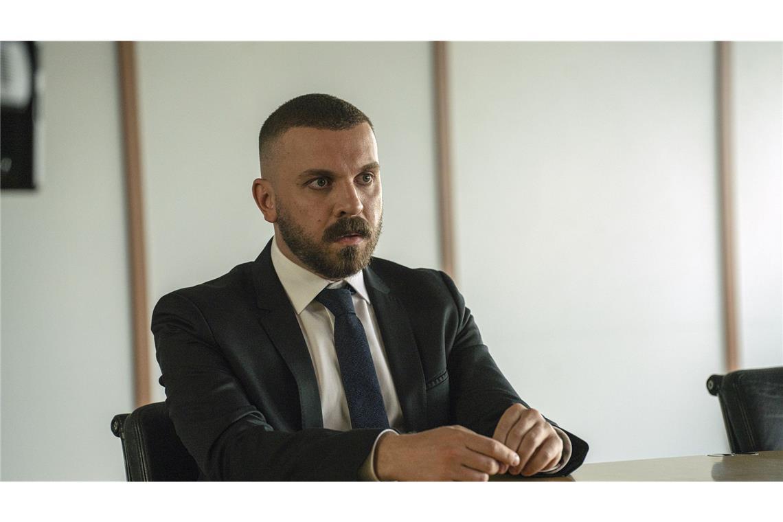 Hamza Kulina (Edin Hasanovic) muss sich internen Ermittlungen stellen.